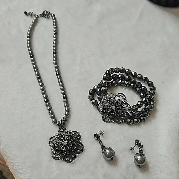 SET OF JEWELRY - Picture 1 of 9